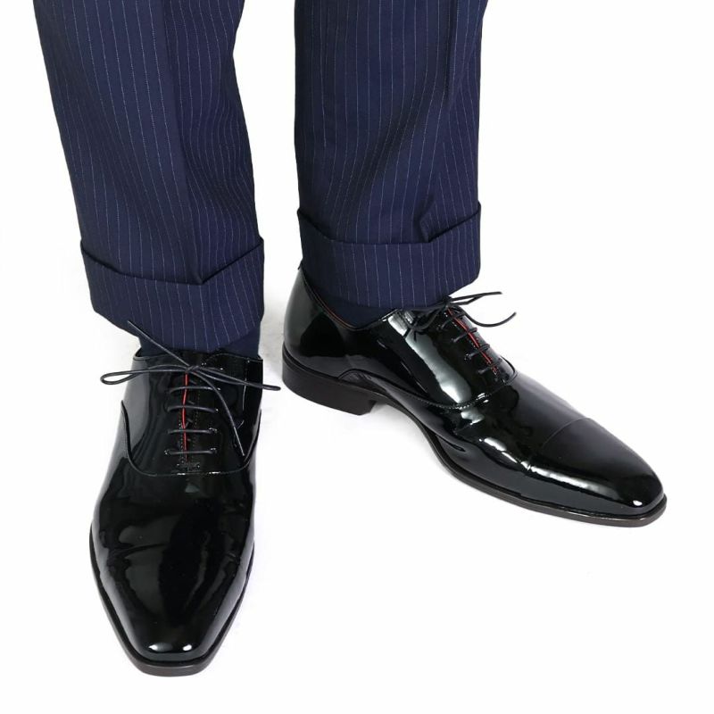 エナメルシューズ　革靴　着用