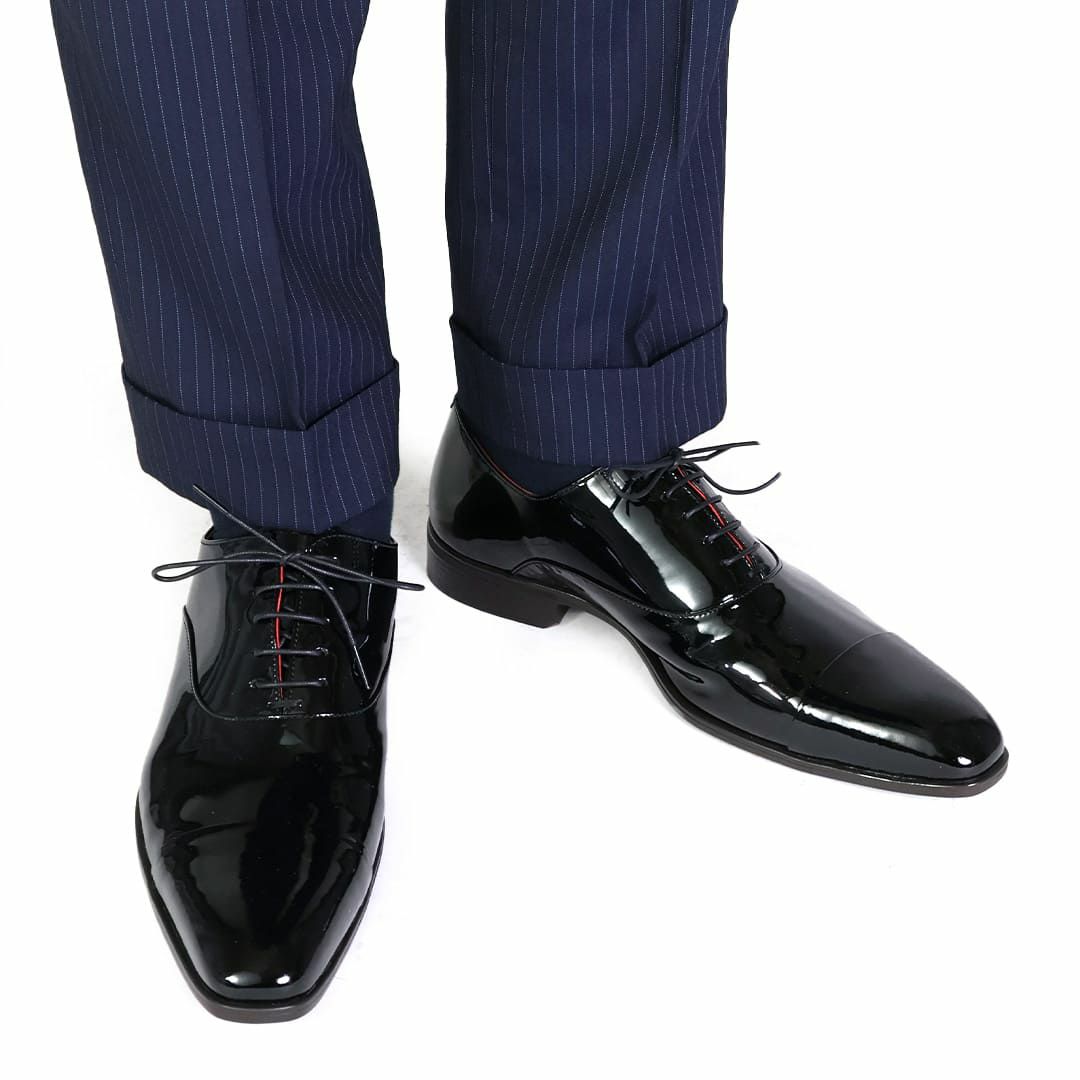 エナメルシューズ　革靴　着用