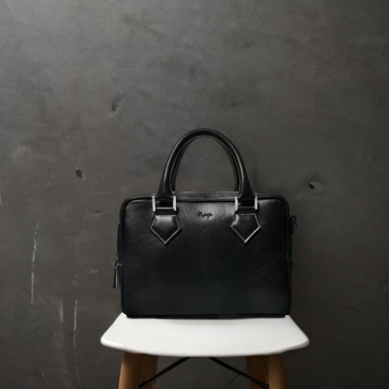 【極美品】 Bajolugo　バジョルゴ　ハンドバッグ　カートバッグ　本革　黒 BajoLugo バジョルゴ バッグ ミニミニブリーフケース ブラック
