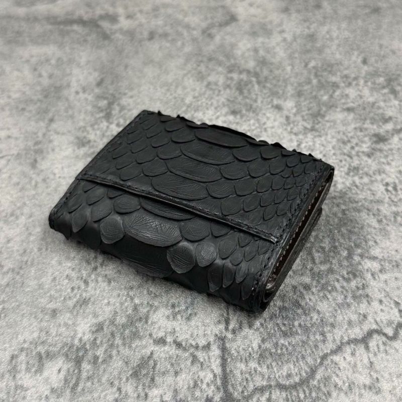 クアトロガッティ 財布 パイソン ミニ財布(三つ折り財布) ブラック 国産(日本製) Quattro Gatti 8208