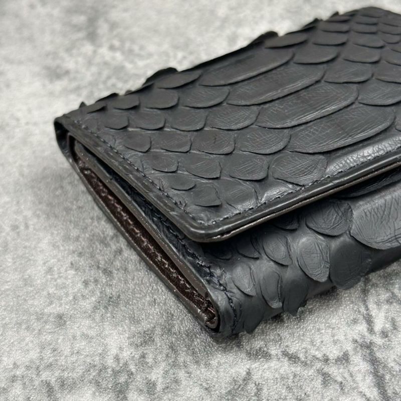 クアトロガッティ 財布 パイソン ミニ財布(三つ折り財布) ブラック 国産(日本製) Quattro Gatti 8208