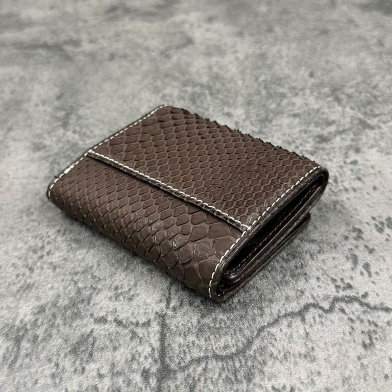 クアトロガッティ 財布 パイソン ミニ財布(三つ折り財布) ブラウン 国産(日本製) Quattro Gatti 8208クアトロガッティ 財布 パイソン ミニ財布(三つ折り財布) ブラウン 国産(日本製) Quattro Gatti 8208